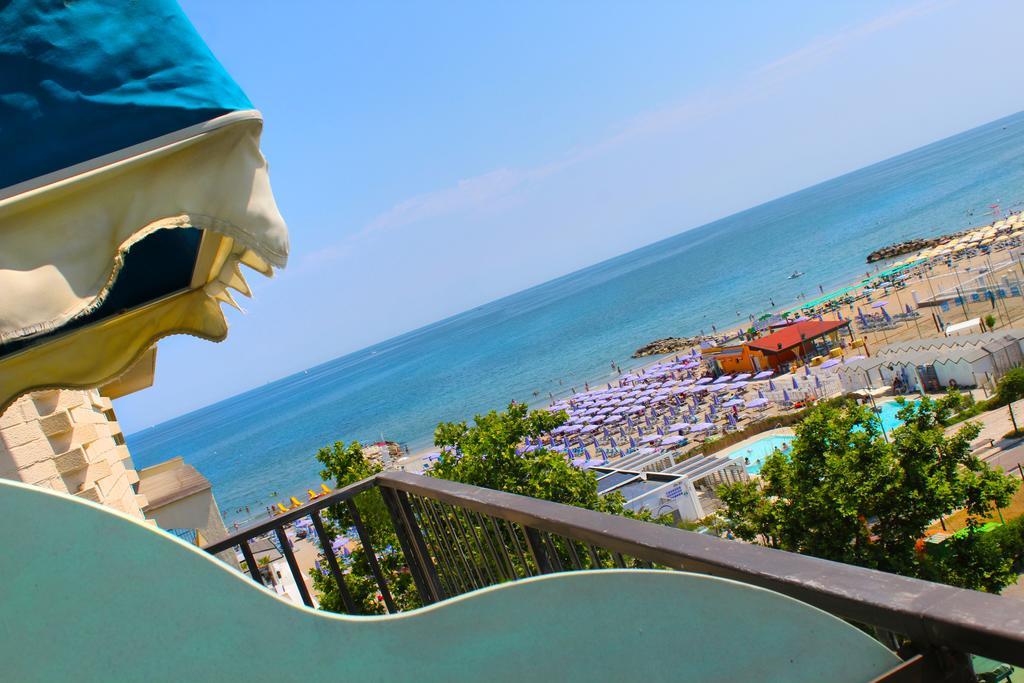 Hotel Bristol Misano Adriatico Dış mekan fotoğraf